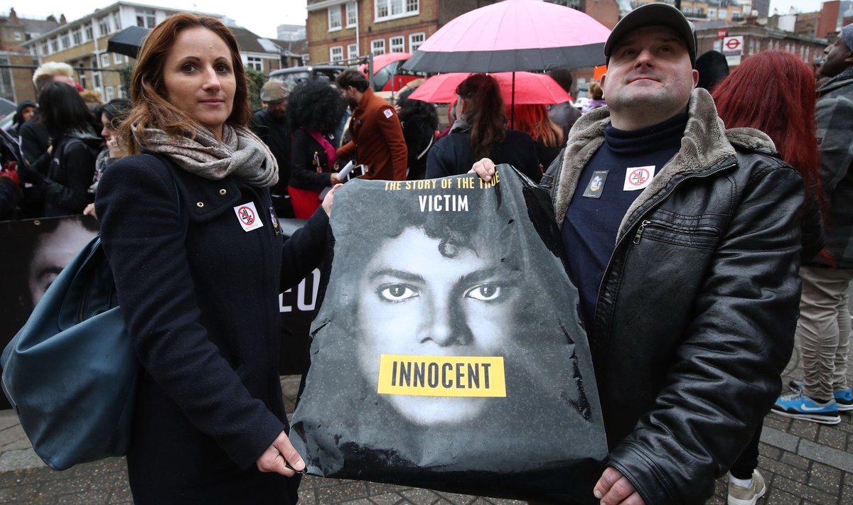 Michael Jacksoni fännid protestivad Channel 4 peakorteri ees „Leaving Neverlandi” Londonis eetrisse jõudmise vastu.