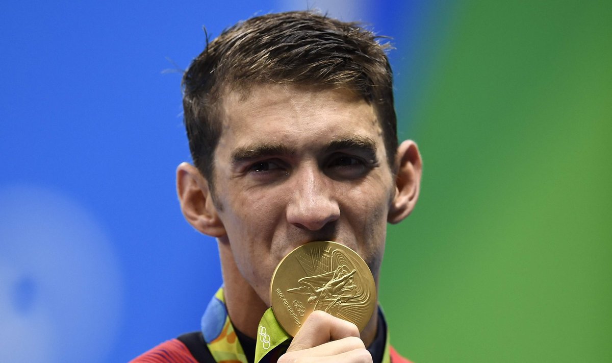 Michael Phelps suudleb järjekordset kuldmedalit.