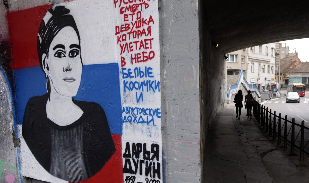 Портрет Дарьи Дугиной на мосту в Белграде, Сербия