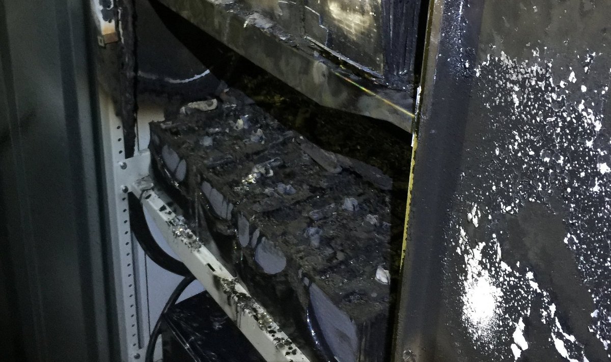 UPS-i põlenud akuplokk maa-ameti serveriruumis.