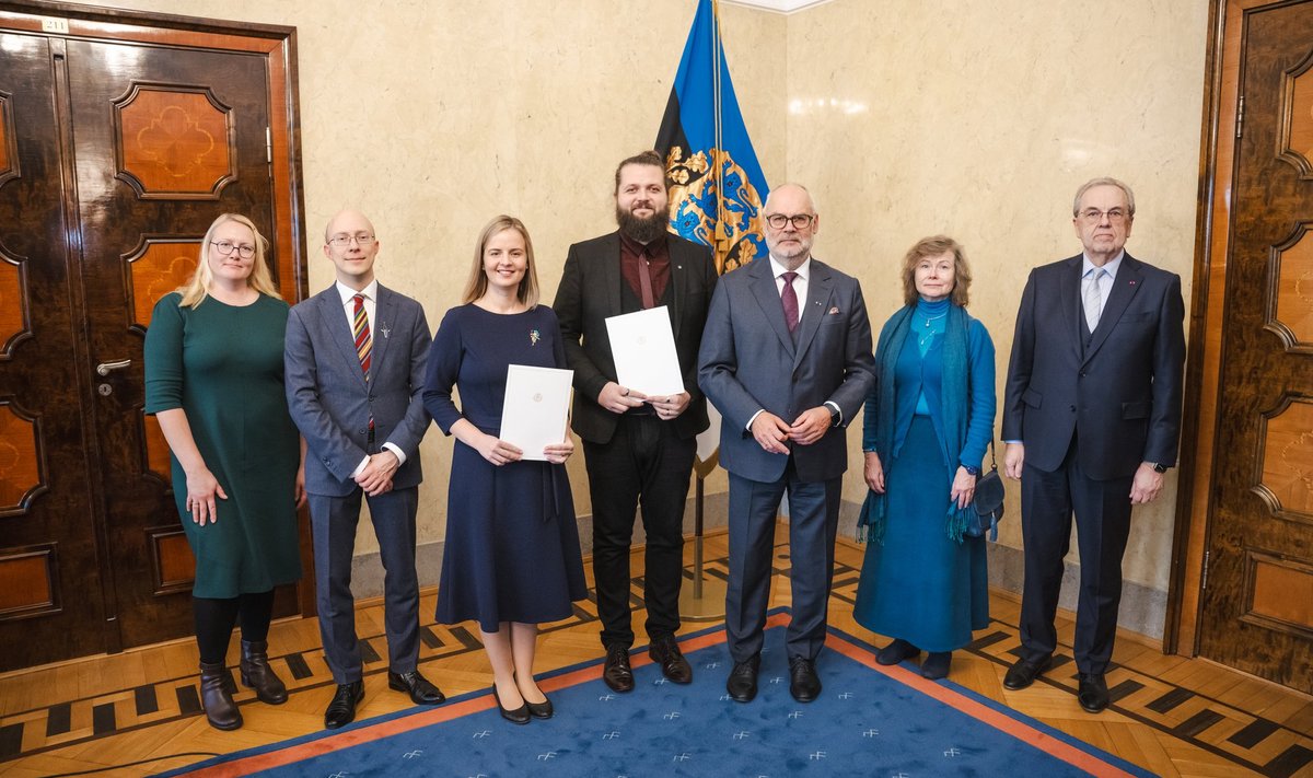 Autasustatud Audru Kooli ja Lindi lasteaed-algkooli direktor Egle Rumberg (vasakult kolmas) ja Tallinna Reaalkooli füüsikaõpetaja Reivo Maasik (vasakult neljas) koos president Alar Karisega.