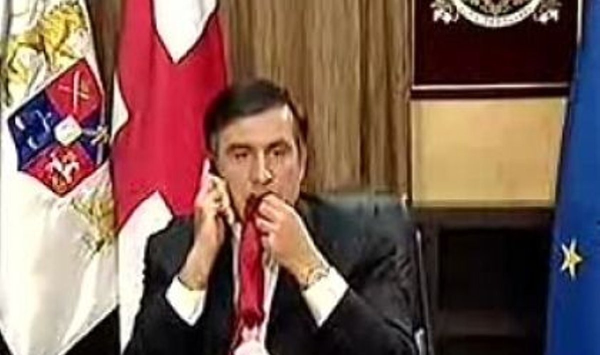 Stressis Gruusia president Mihheil Saakašvili oma kaelasidet närimas