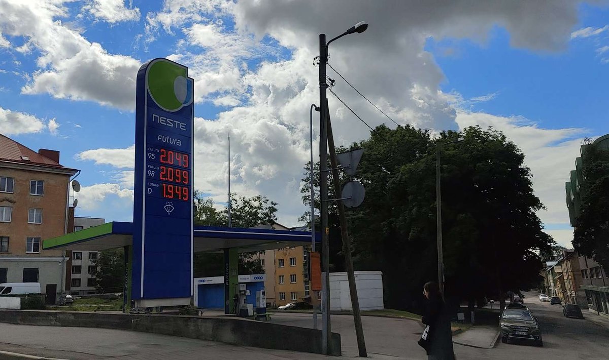Kütusefirmad langetasid täna nii bensiini kui ka diisli hinda. Fotol Neste tankla Suur-Ameerika ja Koidu tänava nurgal.