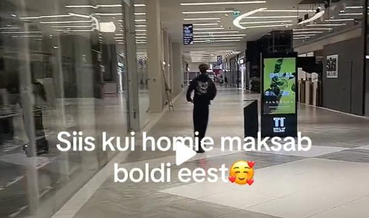 Подростки на самокатах Bolt