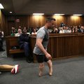 VIDEO: Lõikav vaatepilt: Oscar Pistorius käis tehisjalgadeta kohtupingis