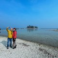 ФОТО | Зимняя засуха в Италии открыла скрытую дорогу на один из островов на знаменитом озере Гарда