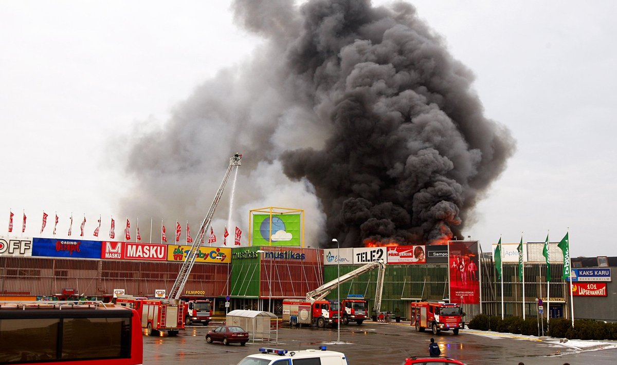 TÄNA SIIT PIIMA EI SAA: Mustika keskus põleb 5. märtsil 2009 suure leegiga.