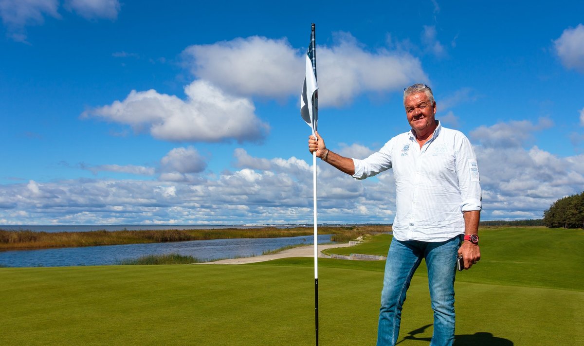 Peter Hunt ütleb enda Tahkuranna golfiväljakul võidukat poosi võttes, et tegemist on küll Eesti kalleima väljakuga, aga golfisõbrad oskavad kvaliteeti hinnata.