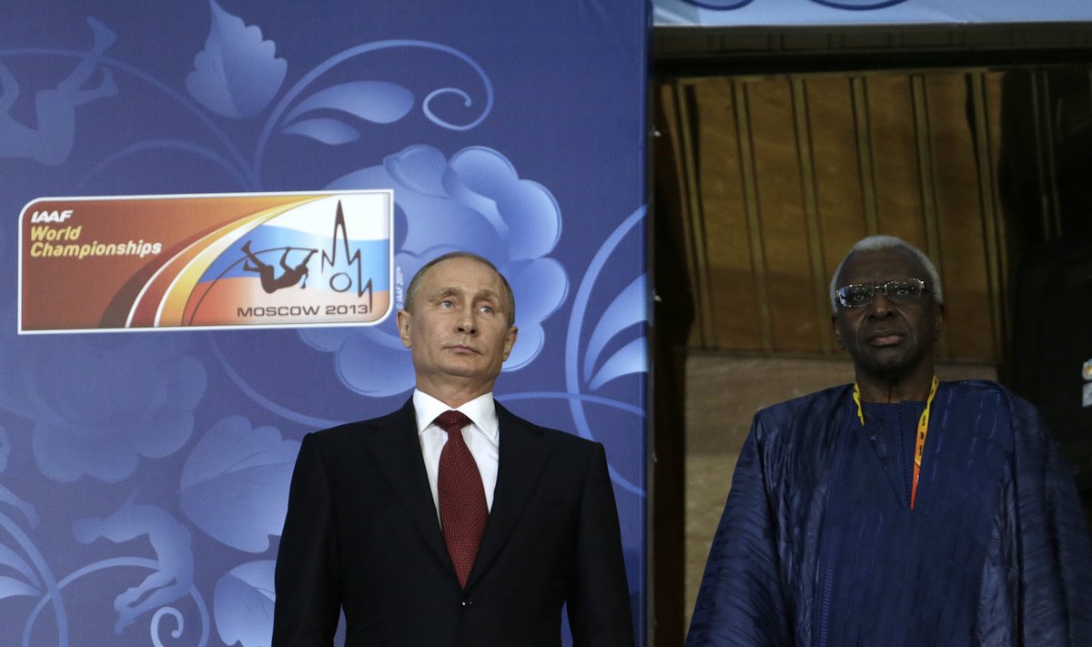 Vladimir Putin ja Lamine Diack 2013 Moskva MM-i avamisel.