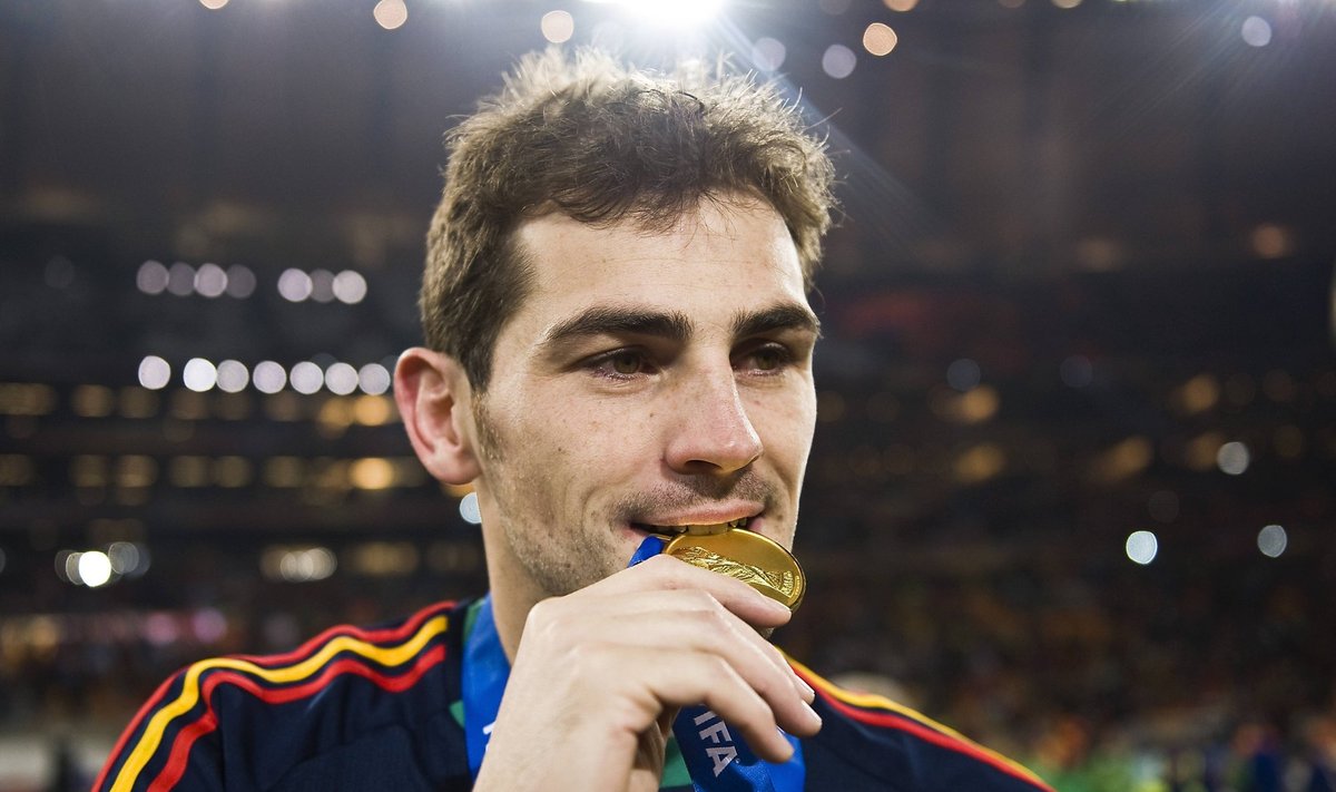 Iker Casillas MM-tiitlit tähistamas.
