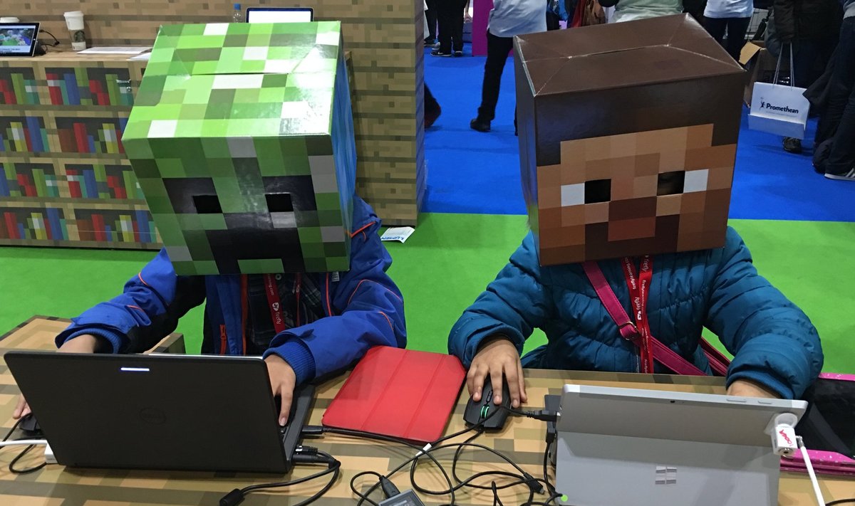 KASTPEAD: Kaks õpilast Briti haridusõppe ja tehno­loogia­konverentsil „Minecraft“i mängimas.