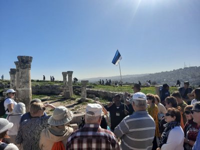 Citadelli tutvustab Maalehe grupile toimekas giid Mohammed (lipuga).