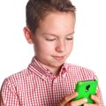 Uuring: 61% vanematest hoiab lapsel läbi sotsiaalmeedia silma peal