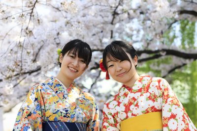 Japan, Kanto, Tokyo, Asakusa, Girls in kimono at Senso-ji temple