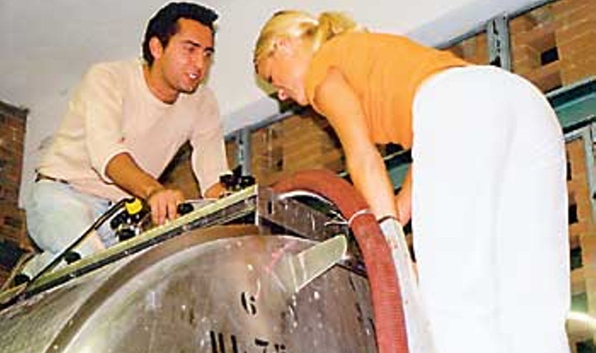 KÄÄRIMISTANKIS MULKSUB BARBERA D´ALBA 2003: Veinimeister Enrico Rivetto näitab veinimüüja Katrin Otsale oma voolavvara. Kalev Kesküla