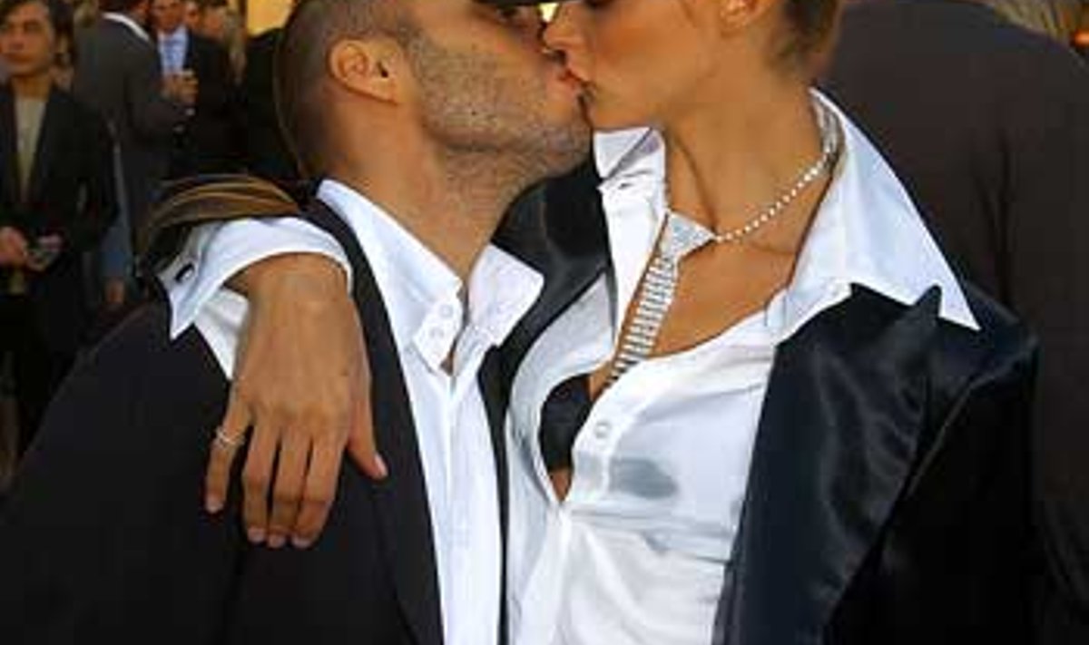 KOHE NÄHA, KELLE JALAS ON PÜKSID: Ricky Akiva ja Carmen Kass suudlevad Melbourne’i moenädala avapeol Austraalias märtsis 2004. ALPHA/BULLS