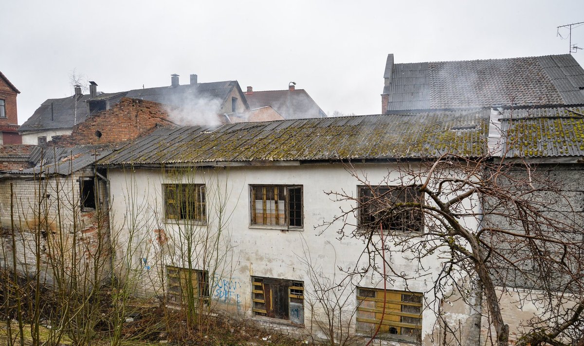 Viljandis põles mahajäetud maja