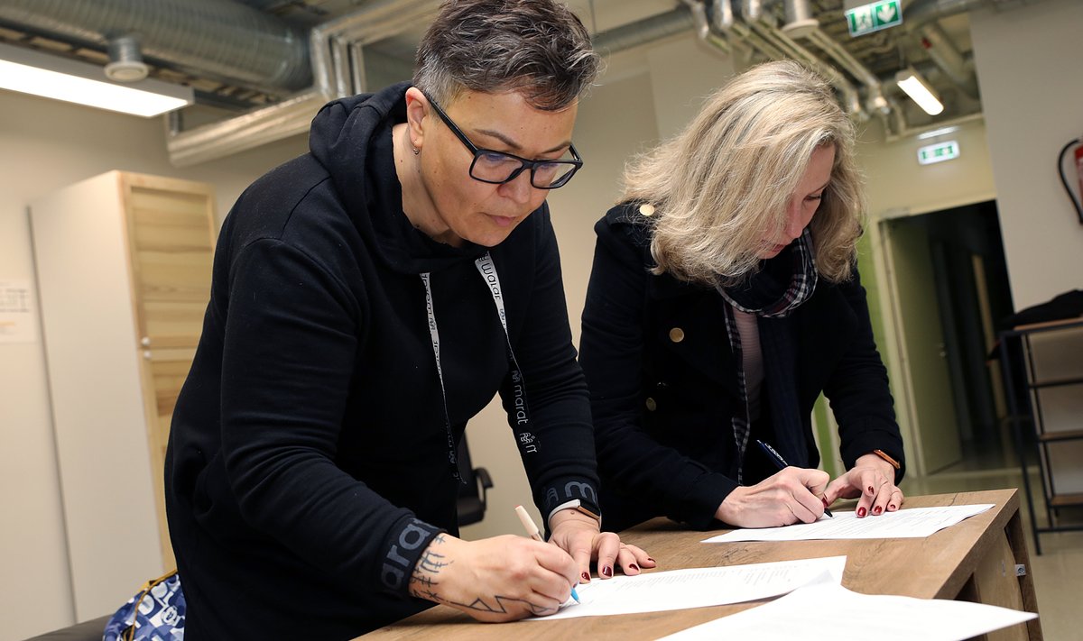 Лариса Козырева (слева) и представитель города Наталья Шибалова 11 ноября подписали акт передачи здания приюта в обслуживание новому оператору.