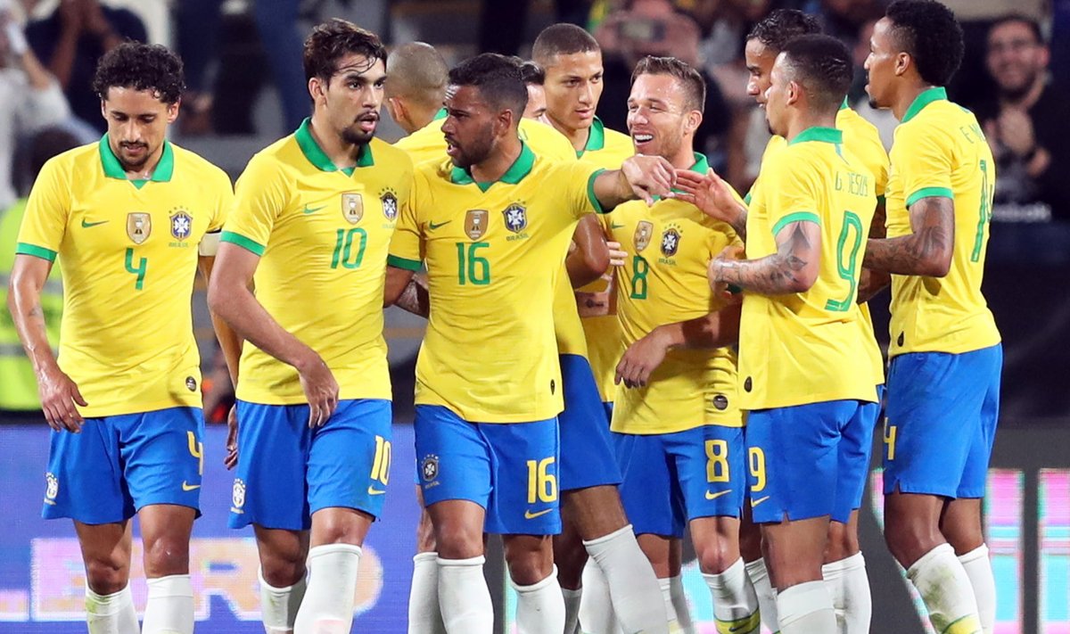 Brasiilia koondislased väravat tähistamas
