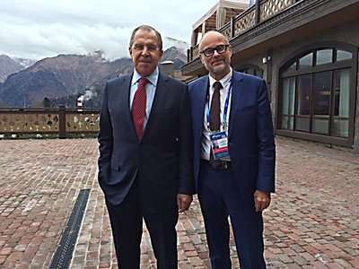 VANAD TUTTAVAD: Vene välisminister Sergei Lavrov ja Rein Müllerson tunnevad teineteist Nõukogude ajast. Foto on tehtud läinud nädalal Valdai klubi üritusel.