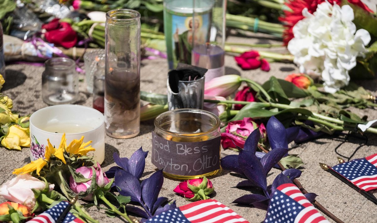Daytoni tulistamispaika toodud lilled, küünlad ja lipud