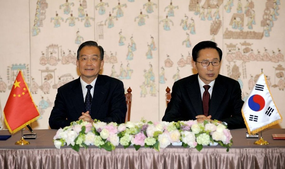 Lõuna-Korea president Lee Myung-Bak (P) ja Hiina peaminister Wen Jiabao (V) 