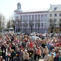 ФОТО: В Нарве День Победы отпраздновали концертом, Петровская площадь заполнена народом