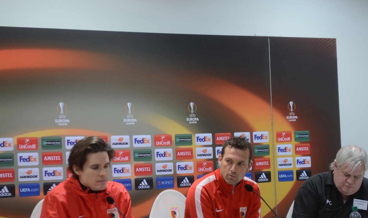 Markus Weinzierl (keskel) pressikonverentsil enne mängu Liverpooliga