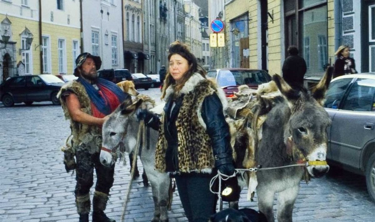 Tallinn 1996: Werner ja Marianne kolme eesli ja kolme koeraga on jõudnud jõulueelsesse vanalinna.