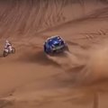 VIDEO | Vaata, kuidas Eesti rallimehed Dakari kõrberallil mootorratturiga kokku põrkasid!