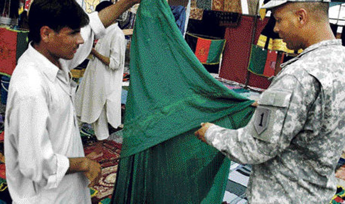 USA sõdur tingib kaupmehega Afganistani naiste traditsioonilise rõiva burka hinna üle.