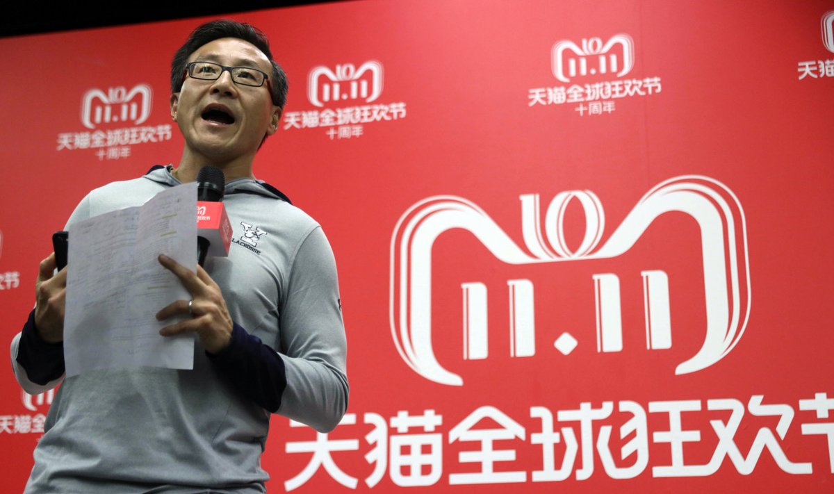 Alibaba Groupi tippjuhtide hulka kuuluv Joe Tsai vallalistepäeva pressiüritusel meediat üles kütmas. (Foto: AP)