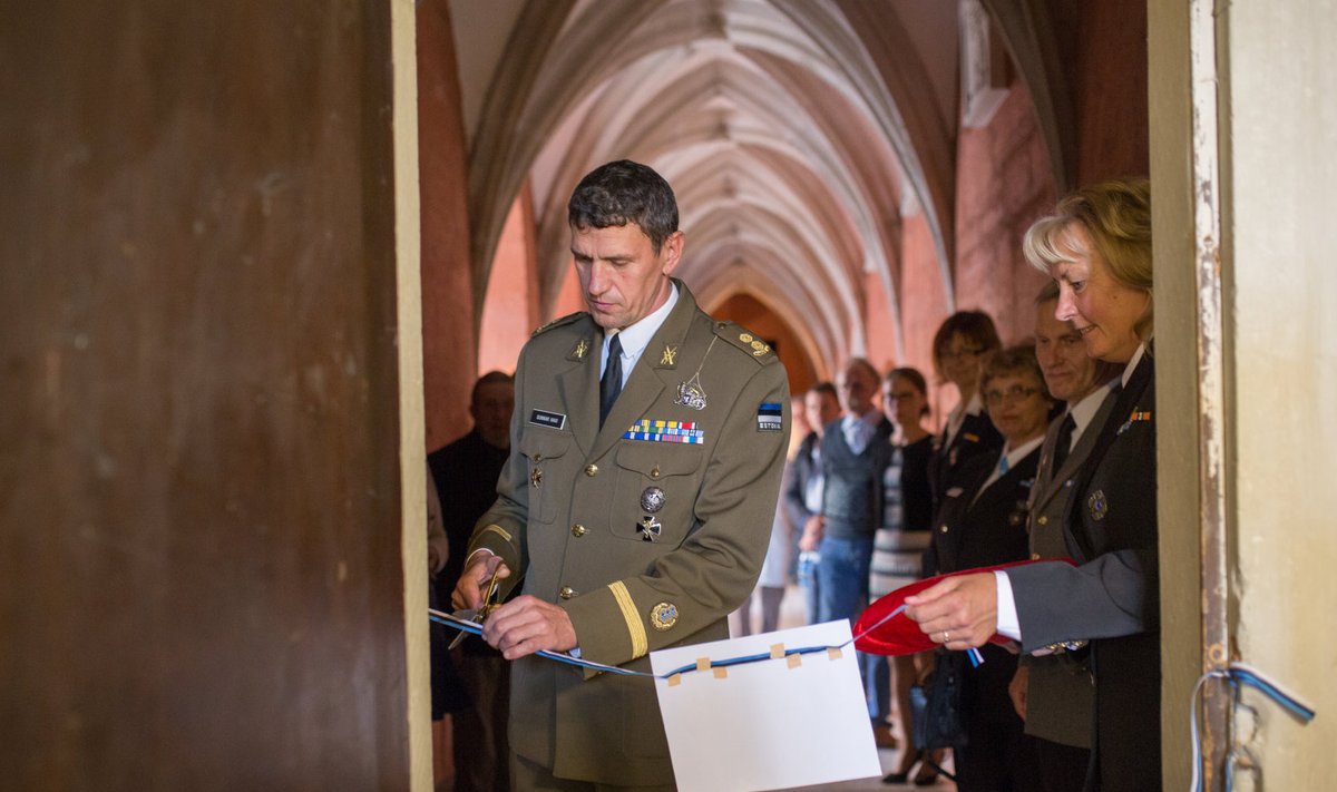 Kolonelleitnant Gunnar Havi ja naiskodukaitse Saaremaa ringkonna esinaine Mare Kirr avasid näituse.