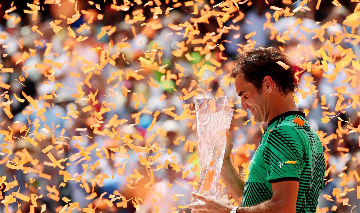 Roger Federer järjekordse võidutrofeega. Kokku on tal ATP tuurilt neid juba 91.