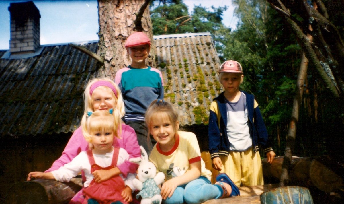 Saskia (vasakul ees) Käsmu suvilas koos oma õe ja sõpradega. Lapsepõlves seal veedetud suved on kasvatanud Saskias loodusearmastust.