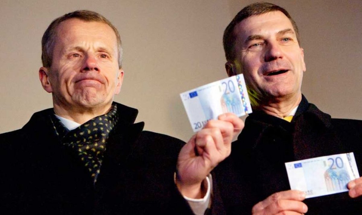Eurolaks: Kui Jürgen Ligi (vasakul) ja Andrus Ansip uusaastaööl õnnelikena pangaautomaadi juurde jõudsid, vajas eurotsoon juba päästmist. (Stanislav Moškov / Den Za Dnjom / Scanpix)