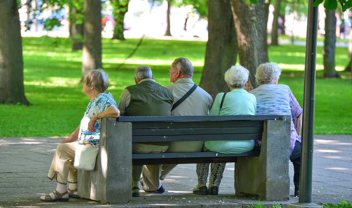 Kui valdaval osal pensionäridest jääb pension alla 1000 euro, siis umbes pooleteisel tuhandel inimesel ületab vanaduspension ka keskmist palka.