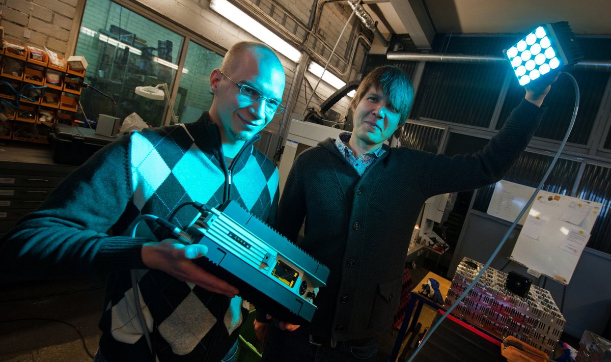 Eirik-Andreas Tiikmaa (vasakul) ja Kaur Kallas näitavad LED-prožektorit.