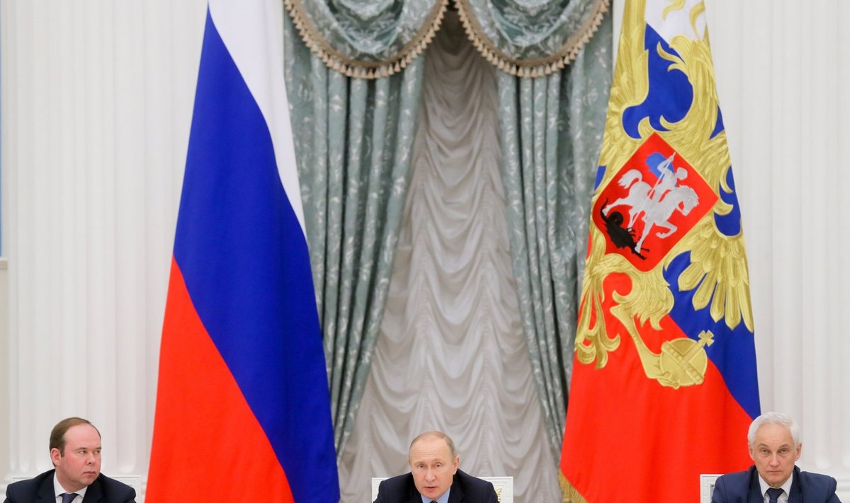 Venemaa president Vladimir Putin (keskel), tema personaliülem Anton Vaino (vasakul) ja abi Andrei Belousov Kremlis riigi äriesindajatega kohtumas.