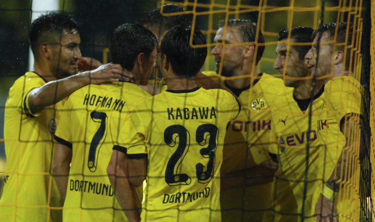 Dortmundi mängijad järjekordset väravat tähistamas.