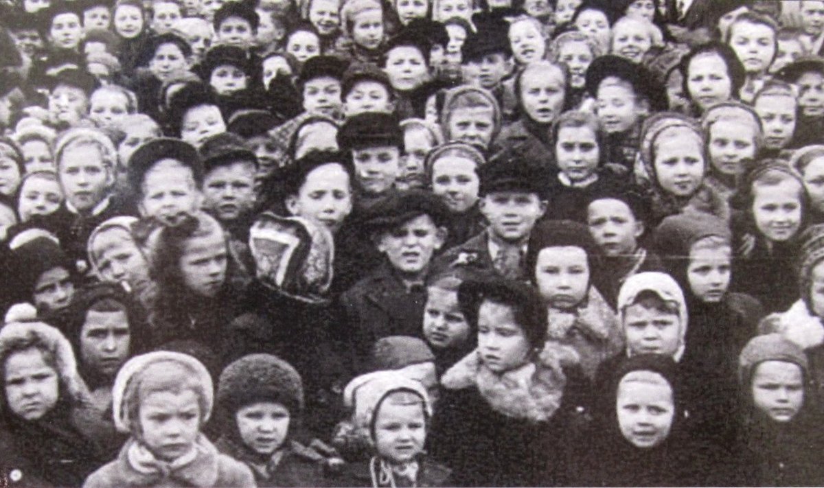SÕDA LASTE SILMIS: Paljude nende oma kodu ja kodumaa sõjas kaotanud eesti laste nägudel puudub rõõm. Foto Geislingeni põgenikelaagrist aastast 1946.