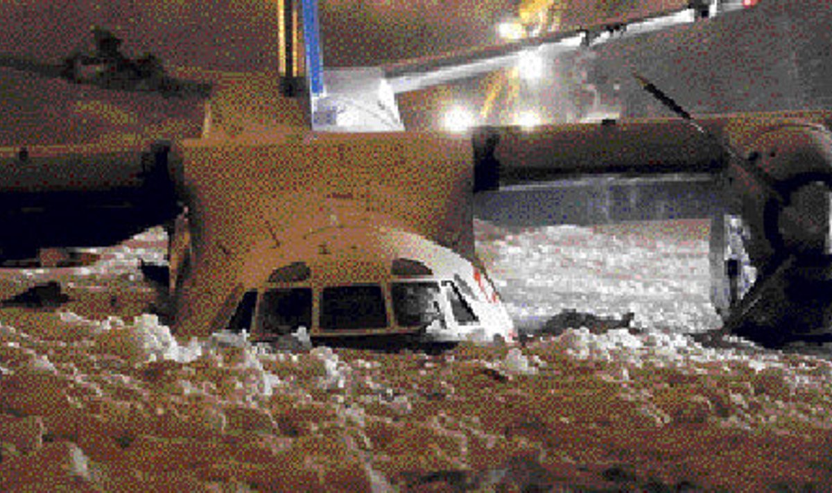 Taamal asuv ekskavaator asus eile hilisõhtul DHL-i kaubalennukit läbi jääsupi kaldale sikutama.