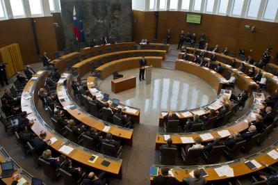 Sloveenia parlamendis istutakse näod vastamisi ringiratast kolmes reas