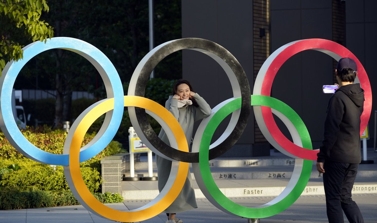Olümpiarõngad Tokyo olümpiastaadioni läheduses.