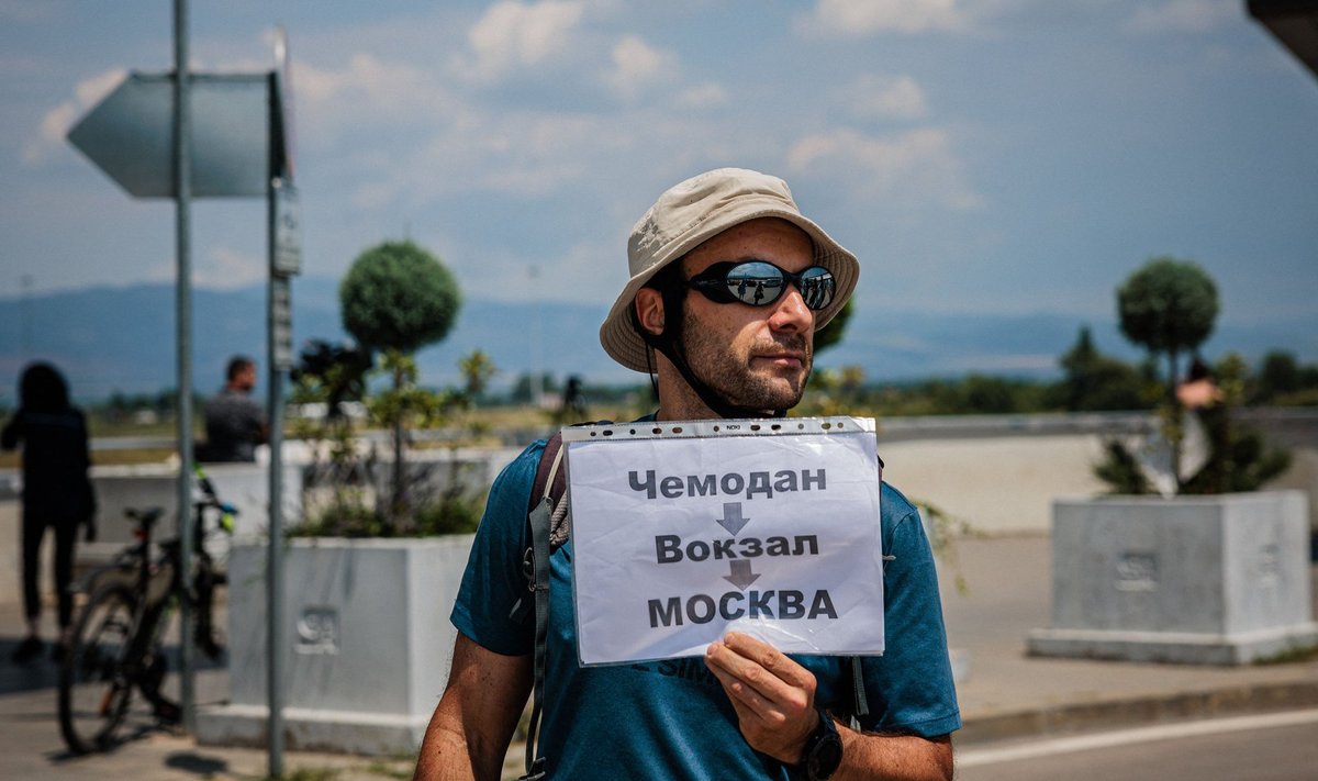 Sofia lennuväljale kogunenud bulgaarlased näitasid nädalavahetusel lahkunud Vene diplomaatidele teed.