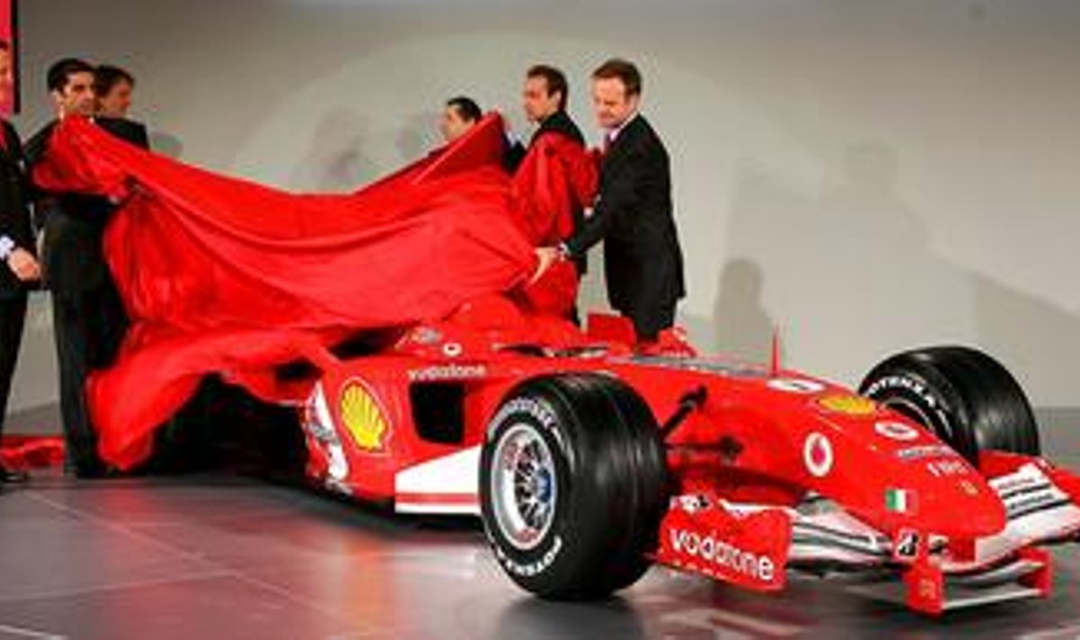 Michael Schumacher ja Rubens Barrichello tõstmas katet uuelt Ferrarilt
