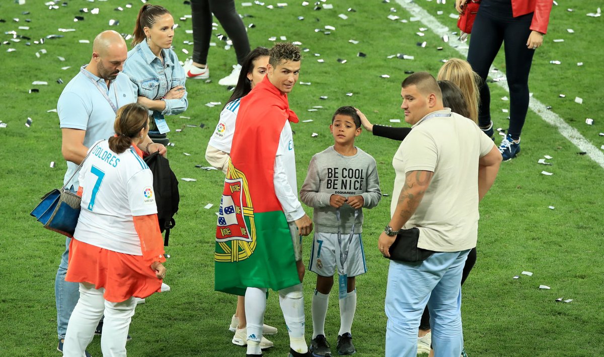 Cristiano Ronaldo koos pere ja ihukaitsjatega Kiievis.