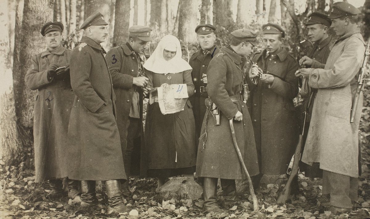 Pildil vasakult 1. kuulipildujaroodu ülem kapten Peeter Univer, kuulipildujaroodu nooremohvitser leitnant Anatoli Sokolov, 3. roodu ülem leitnant Rodion Treimuth, meditsiiniõde Salme Bergmann, allohvitser Neufeldt, tundmatu ohvitser ja kolm tundmatut allohvitseri Põhja Lätis 1919. kevadel.