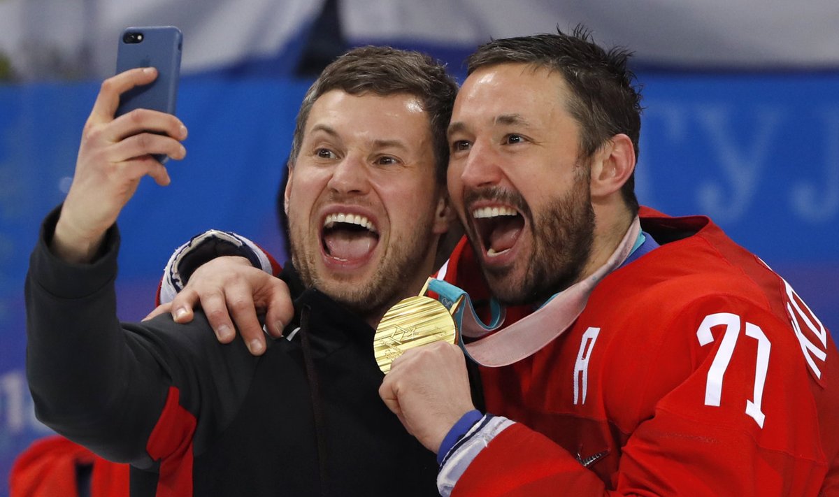 Jäähokitäht Ilja Kovaltšuk (paremal) tähistamas 2018. aasta olümpiamängude kuldmedalit.