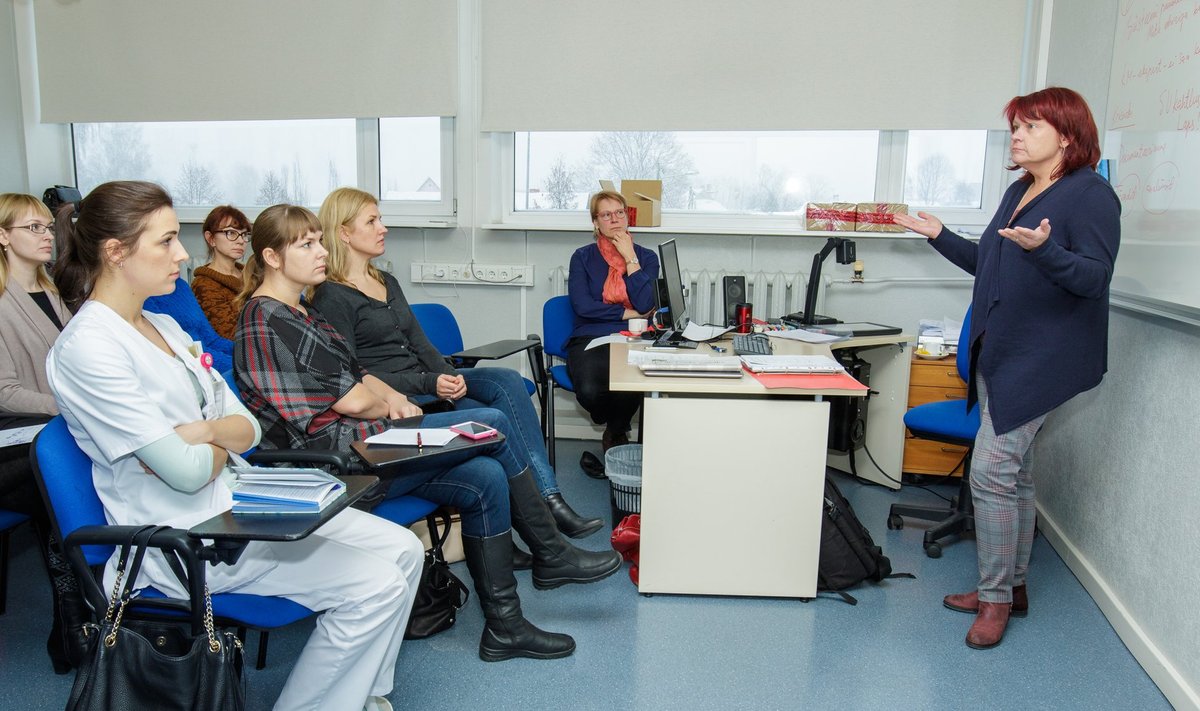 Reedel toimus Tartu ülikooli kiinikumis järjekordne naistearstide koolitus selle kohta, kuidas seksuaalvägivalla ohvrit vastu võtta. Juhiseid annab dr Made Laanpere.